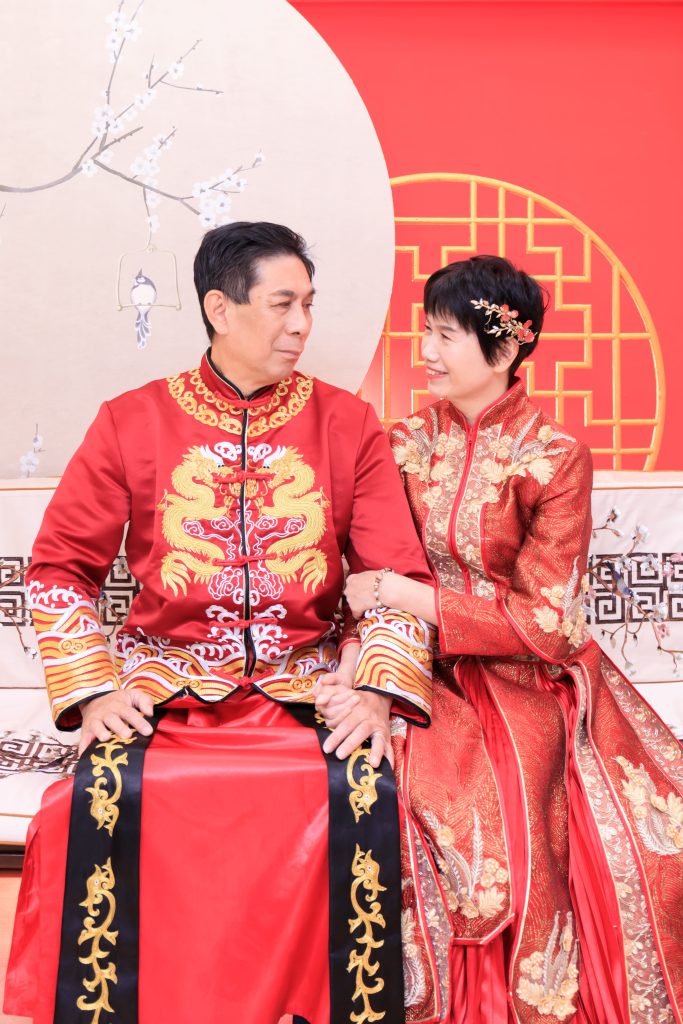 夫妻身穿精緻傳統中式禮服，象徵著濃厚的文化與愛情。