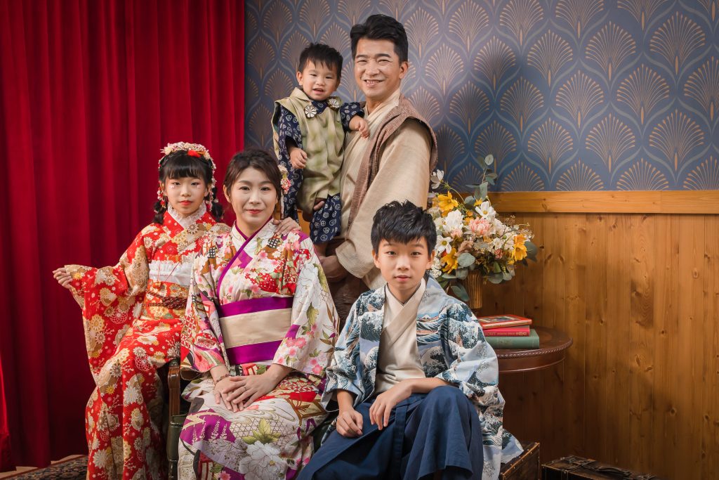 一家人身著華麗和服，在復古和風佈景中拍攝正式家庭紀念照